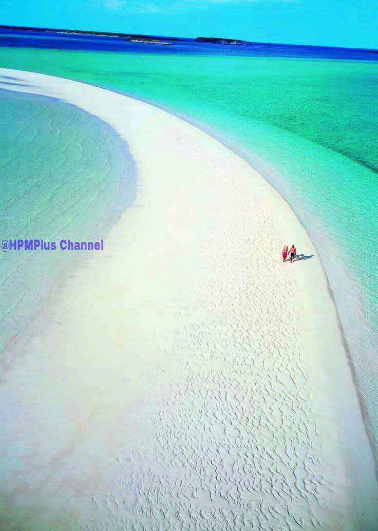 ساحل سفید در میان ابهای زلال جزیره موشا در منطقه باهاما، لوکس ترین جزیره خصوصی جهان